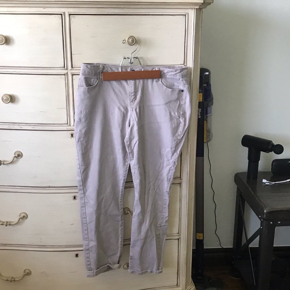 Vera Wang Light Gray Capris
